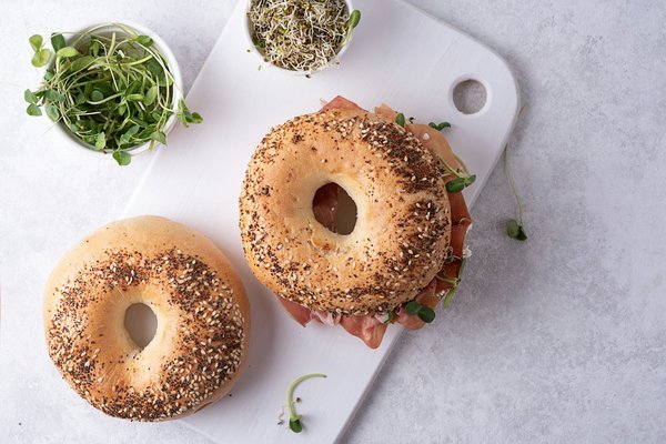 Come fare dei bagel fatti in casa soffici con un ripieno di salmone?